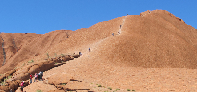 Ascension d’Uluru – Site aborigène sacré en Australie