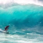 Surfer dans la vague