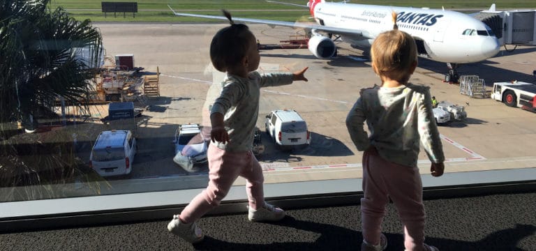 Voyager en avion avec des enfants, comment les occuper ?