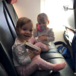 Enfants dans avion