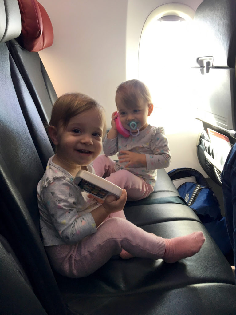 Voyager en avion avec des enfants : Conseils pour les occuper