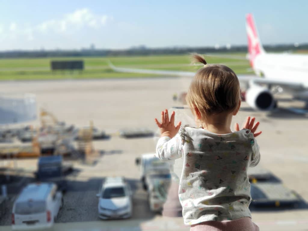 10 astuces pour voyager en avion avec vos enfants - GObyAVA