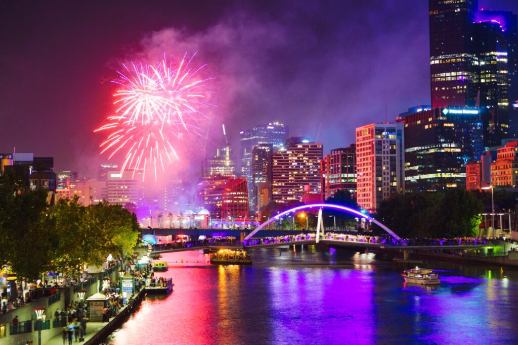 Feu d'artifices au dessus de Melbourne, capitale du victoria