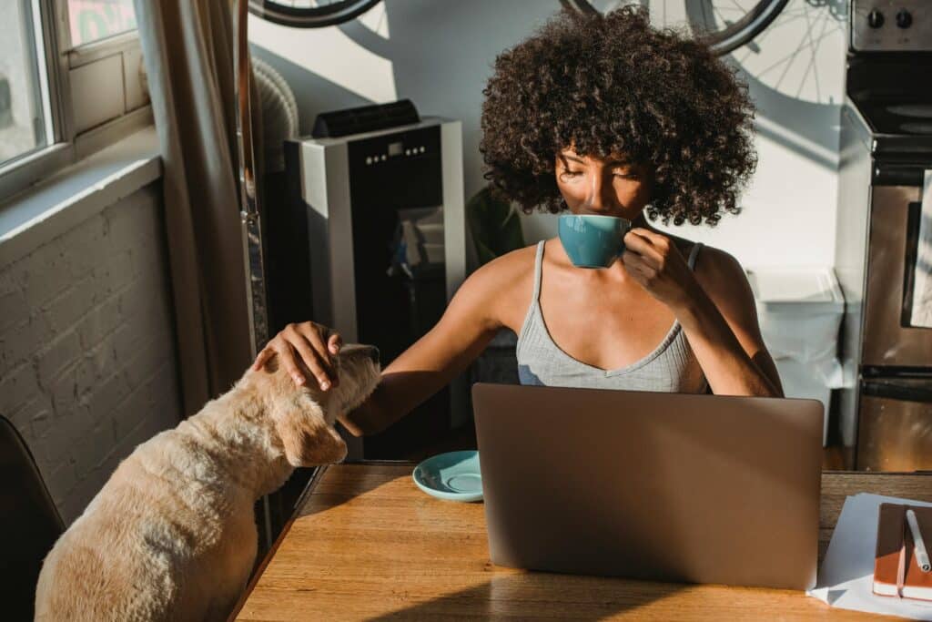 Jeune femme qui ouvre son ordinateur pour faire son ABN et TFN dans la matinée